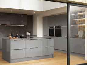 GLOSS Kitchen in Gloss Dust Grey and Gloss Graphite
