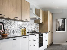 VALORE Kitchen in Valore White (Smooth) and Valore Natural Kendal Oak
